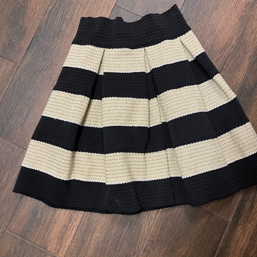 ✨Xhiliration skirt gold and black, size small✨